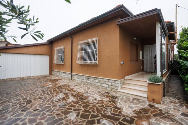 casa indipendente in vendita a Cesena in zona Calabrina