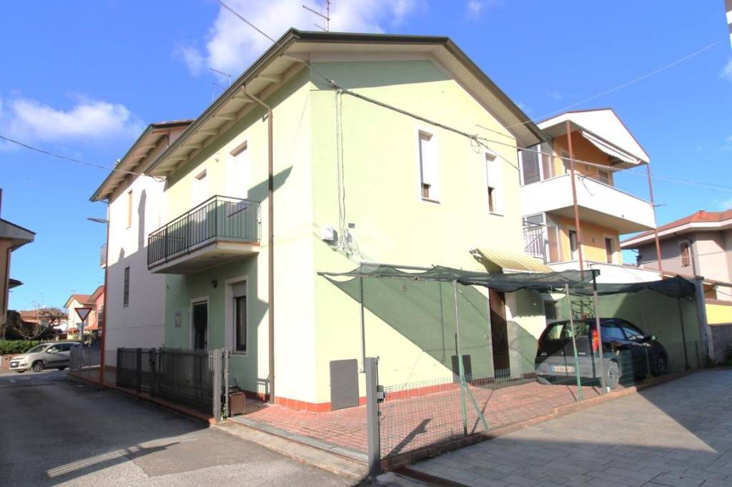 casa indipendente in vendita a Cesena in zona Calabrina