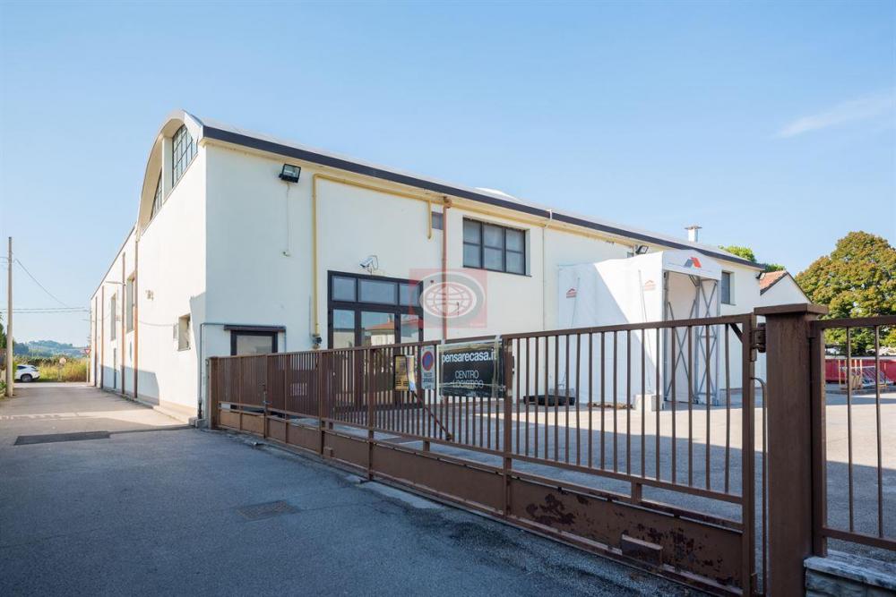 capannone in vendita a Cesena in zona Tipano