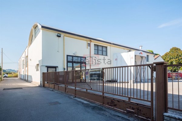 capannone in vendita a Cesena in zona Tipano