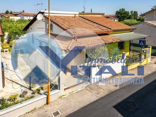 casa indipendente in vendita a Cesena in zona San Rocco