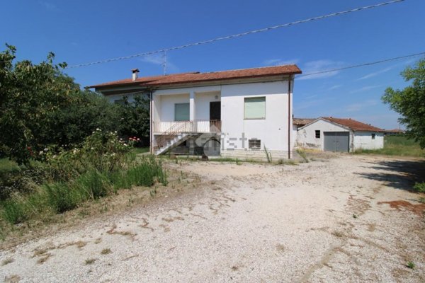 casa indipendente in vendita a Cesena in zona Calabrina