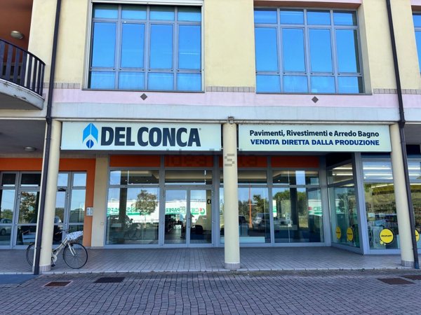 locale commerciale in vendita a Cesena