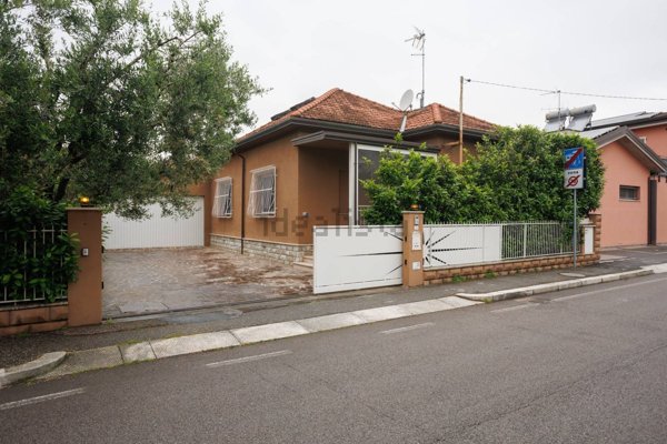 casa indipendente in vendita a Cesena in zona Calabrina