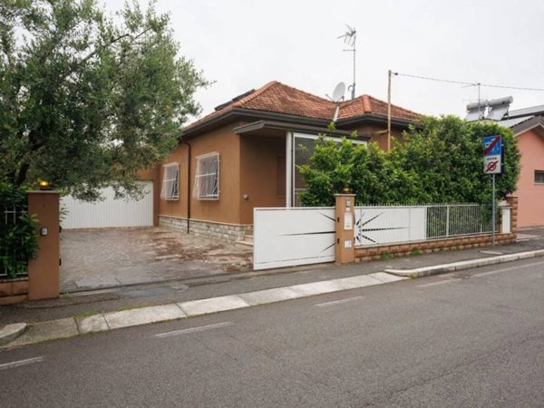 casa indipendente in vendita a Cesena in zona Calabrina