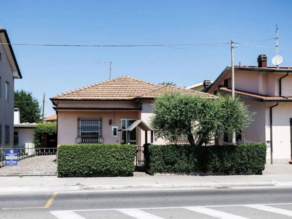 casa indipendente in vendita a Cesena in zona Villa Chiaviche