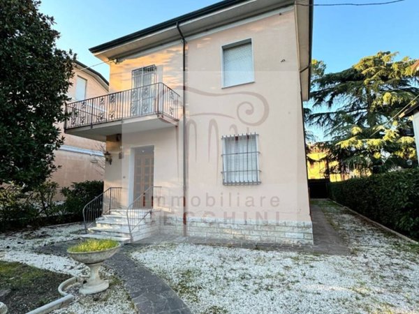 casa indipendente in vendita a Cesena in zona Centro Storico