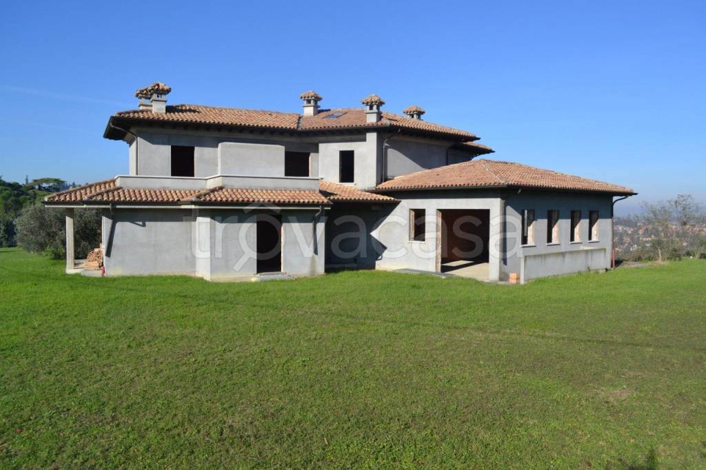casa indipendente in vendita a Cesena in zona Cesuola