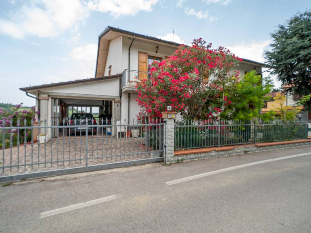 casa indipendente in vendita a Cesena in zona Calisese
