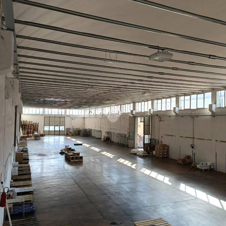 locale commerciale in vendita a Cesena in zona Vigne