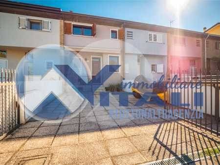 casa indipendente in vendita a Cesena in zona San Rocco