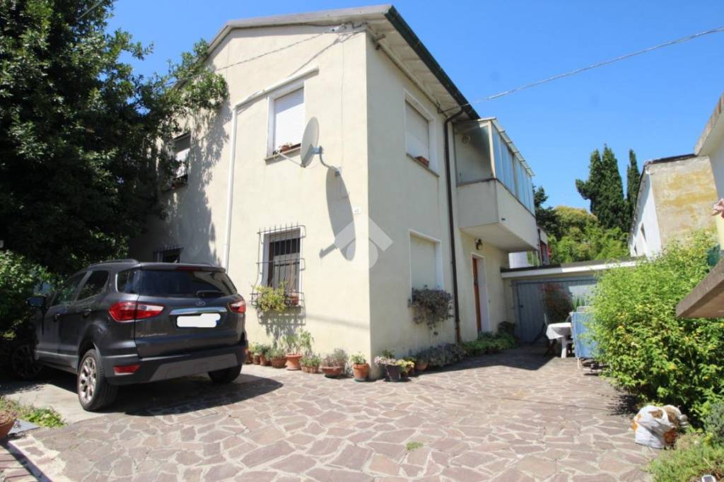 casa indipendente in vendita a Cesena in zona Fiorenzuola
