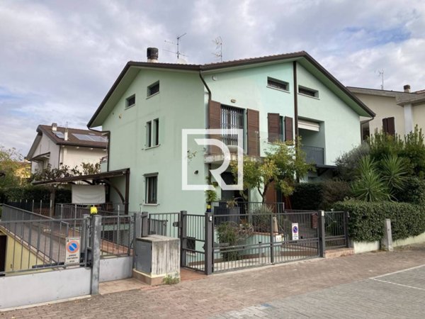 casa indipendente in vendita a Cesena in zona Ponte Pietra