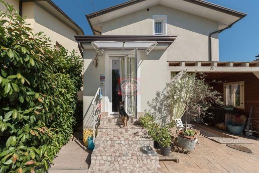 casa indipendente in vendita a Cesena