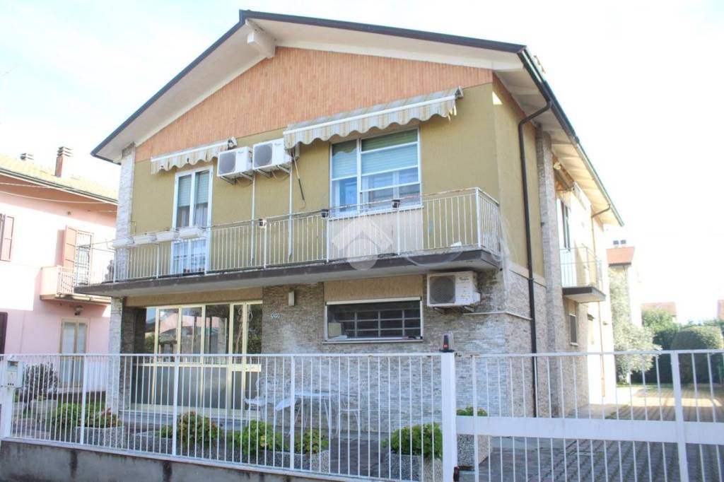 casa indipendente in vendita a Cesena in zona Ponte Pietra