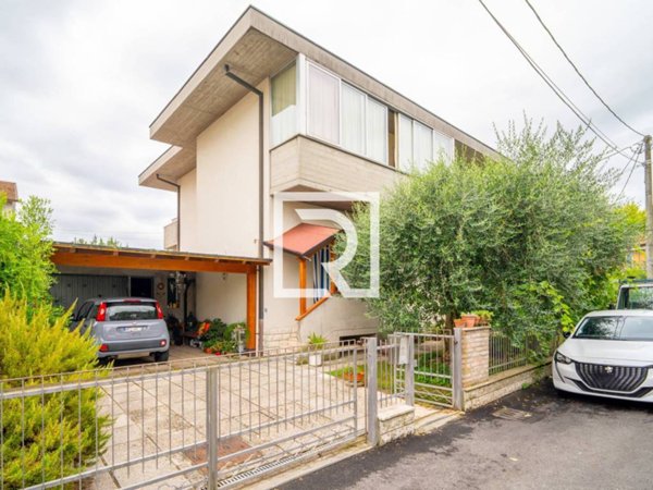 casa indipendente in vendita a Cesena in zona Ponte Pietra