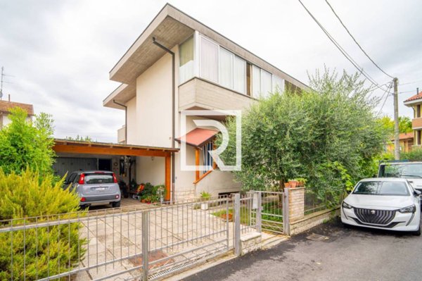 casa indipendente in vendita a Cesena in zona Ponte Pietra