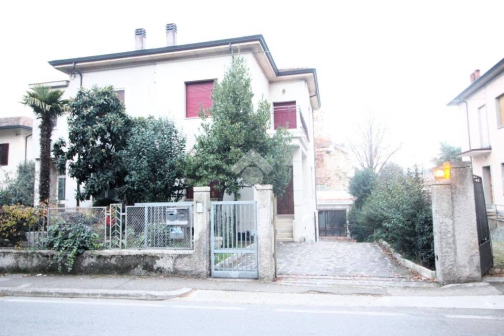 casa indipendente in vendita a Cesena in zona Cesuola