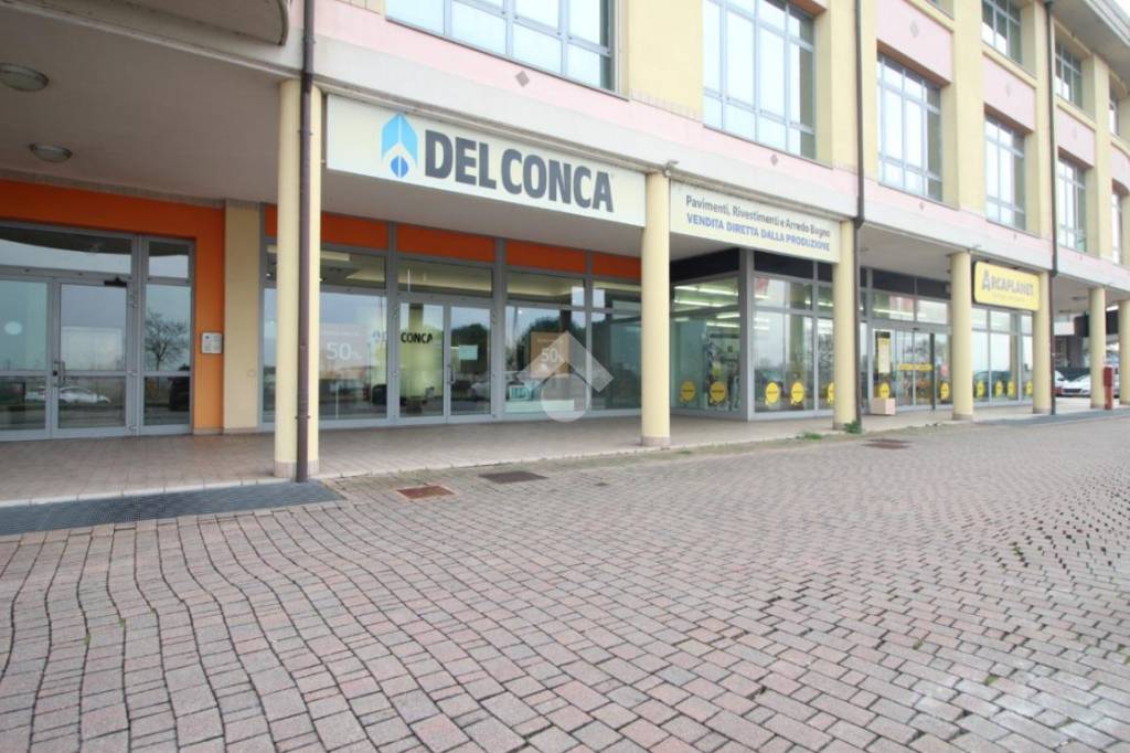 locale commerciale in vendita a Cesena in zona Vigne