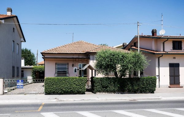 casa indipendente in vendita a Cesena in zona Villa Chiaviche