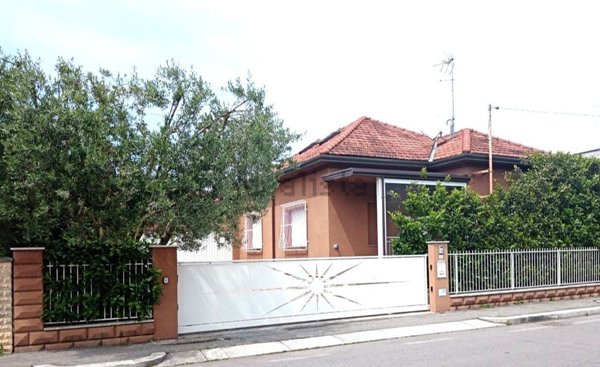 casa indipendente in vendita a Cesena in zona Calabrina