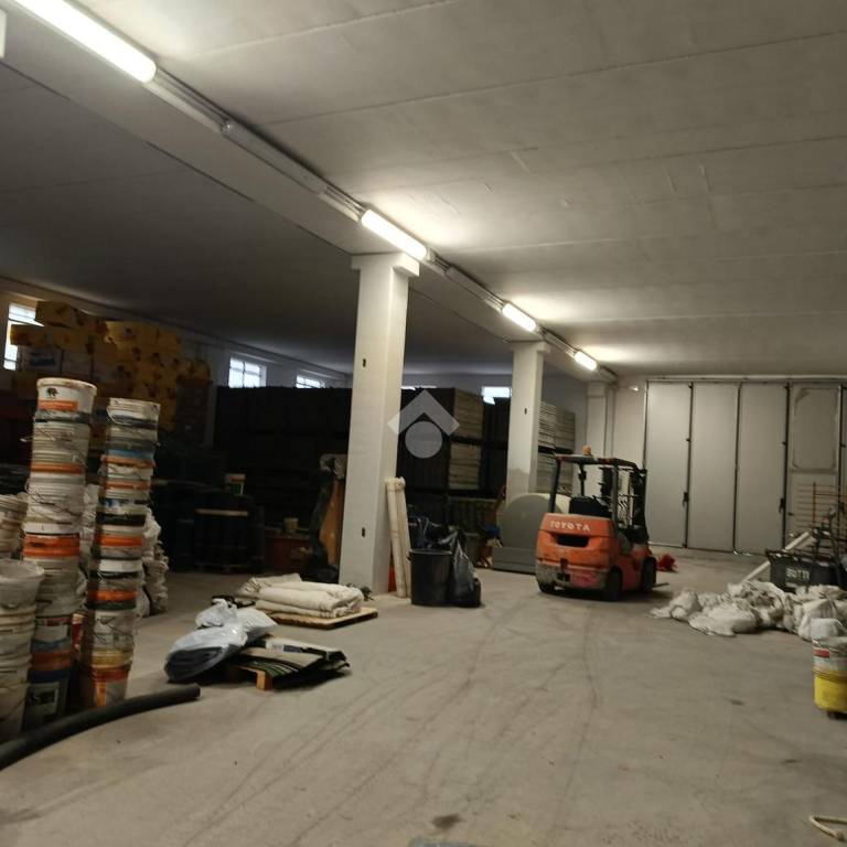 locale commerciale in vendita a Cesena in zona Ponte Pietra