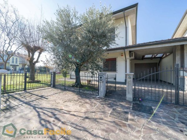 casa indipendente in vendita a Cesena in zona Ruffio