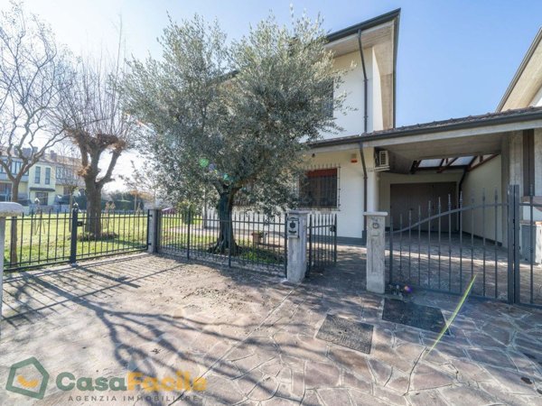 casa indipendente in vendita a Cesena in zona Ruffio