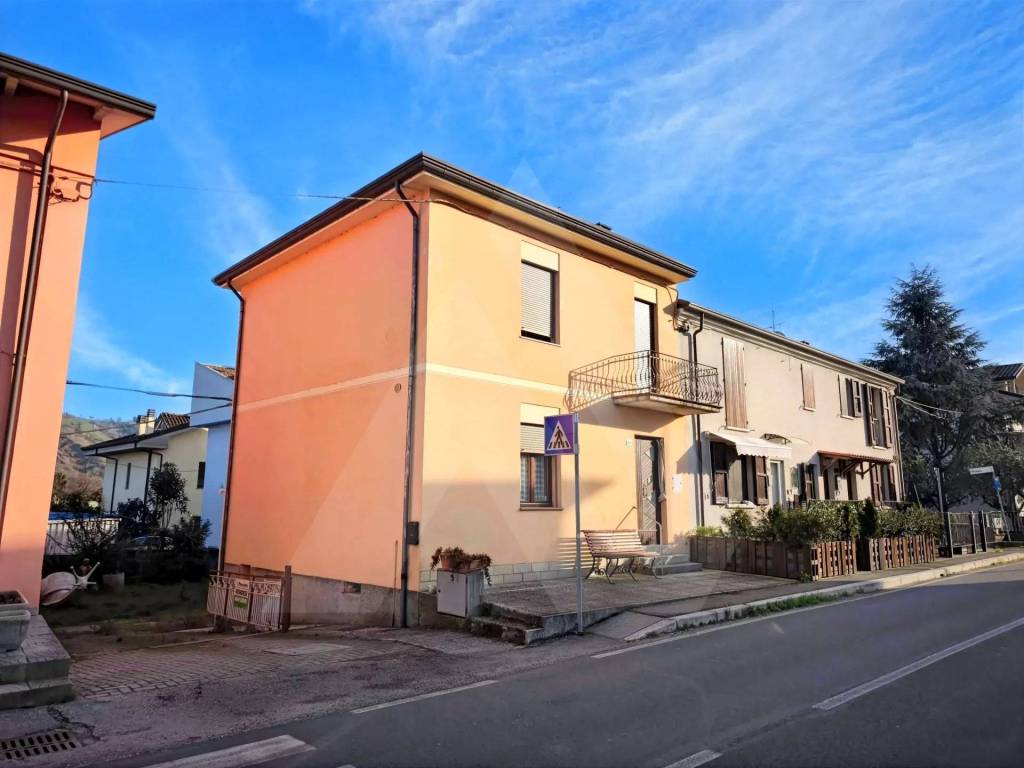 casa indipendente in vendita a Cesena in zona Oltresavio