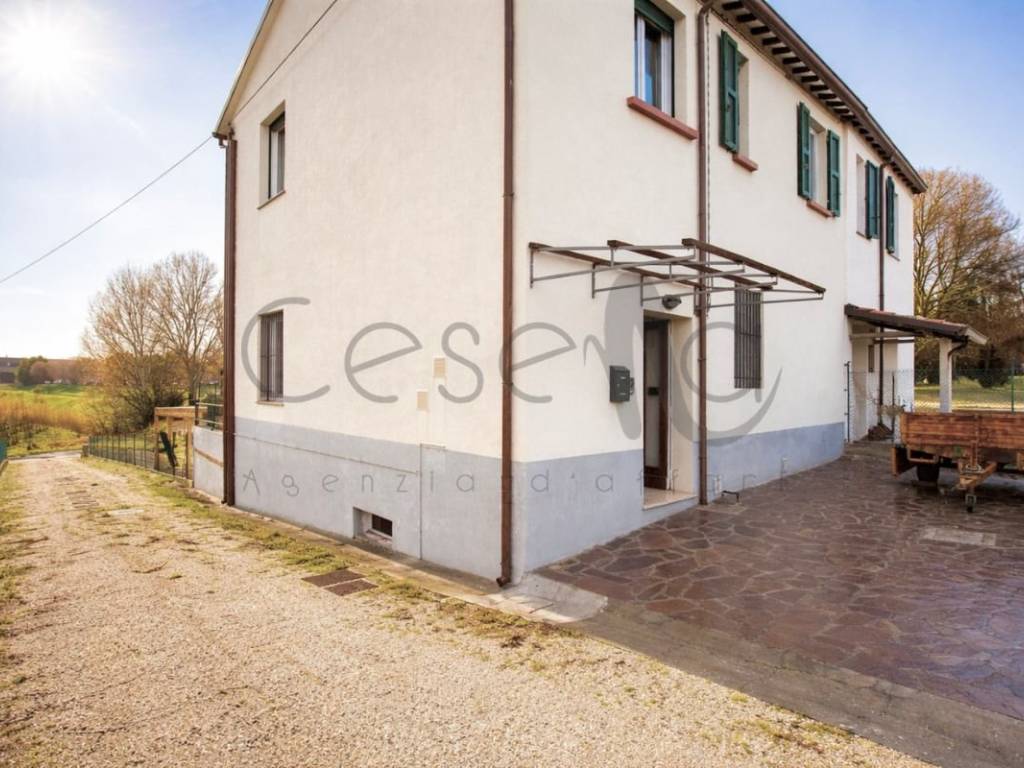 casa indipendente in vendita a Cesena in zona Calabrina