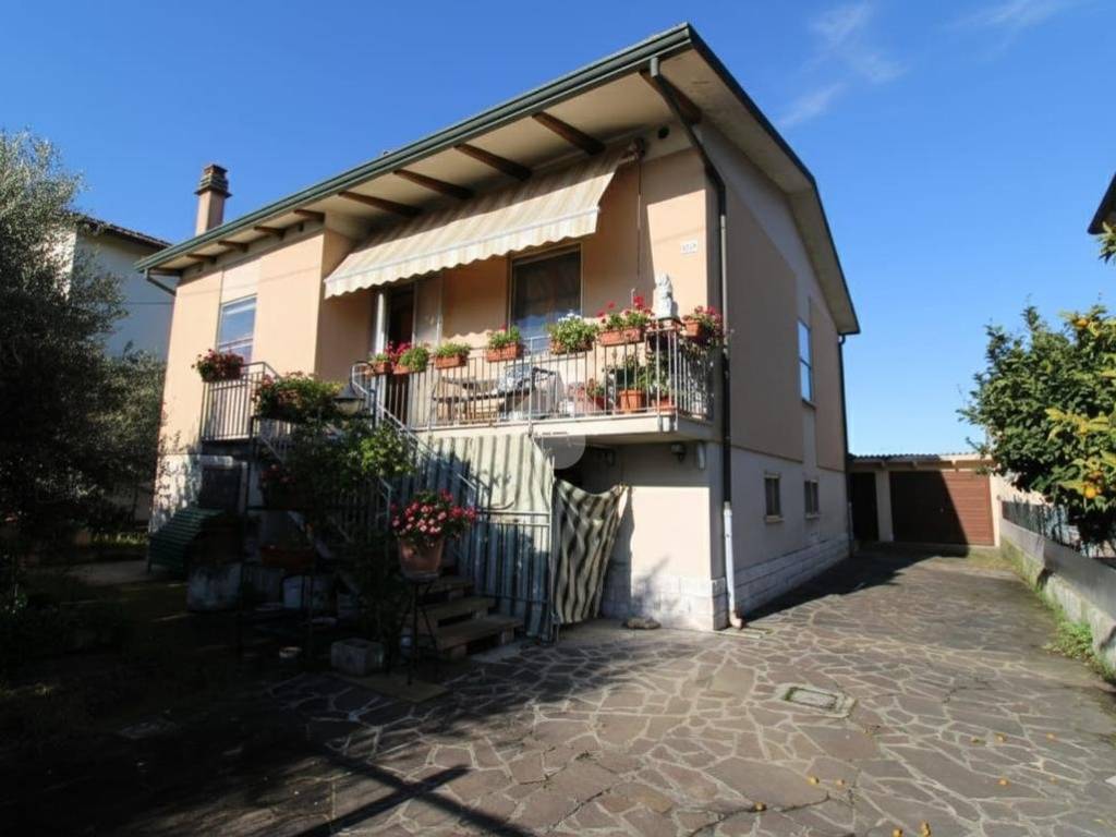 casa indipendente in vendita a Cesena in zona Calabrina