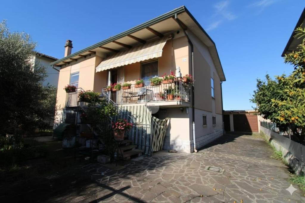 casa indipendente in vendita a Cesena in zona Calabrina