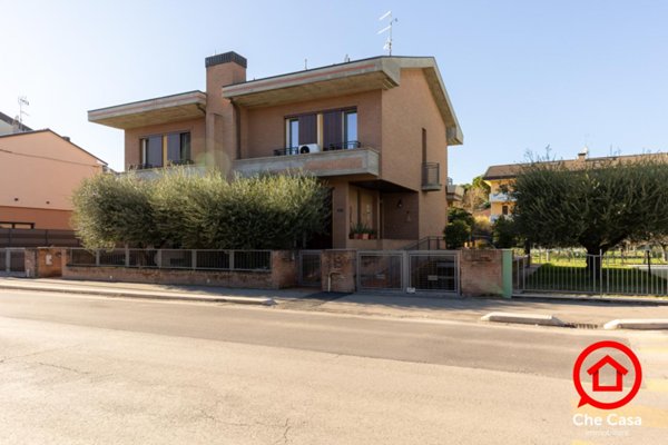 casa indipendente in vendita a Cesena in zona Villa Chiaviche