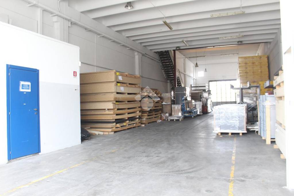 locale commerciale in vendita a Cesena in zona Vigne