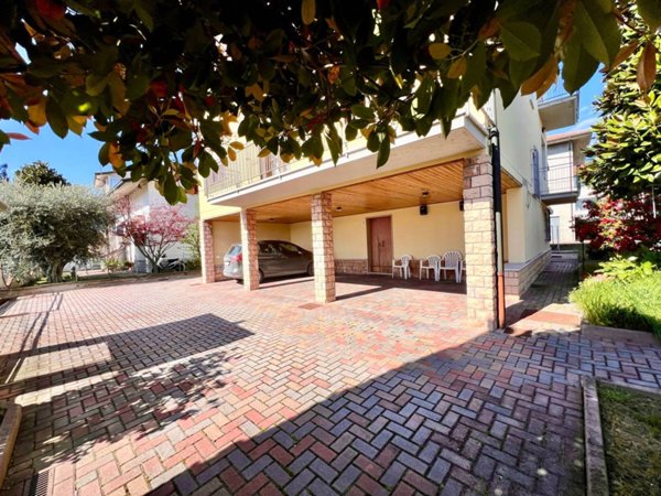 casa indipendente in vendita a Cesena in zona Tipano