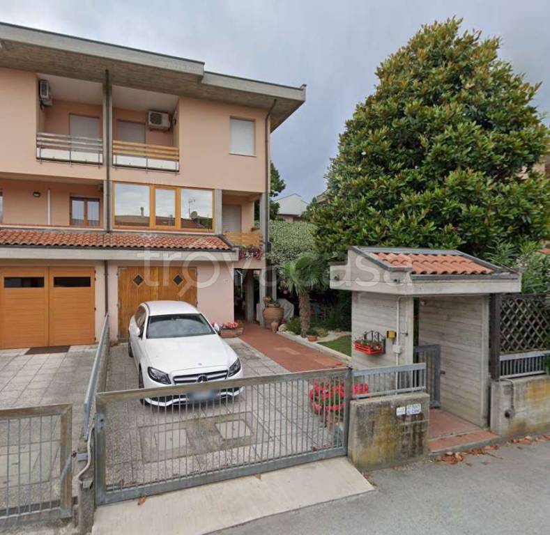 casa indipendente in vendita a Cesena in zona Calabrina
