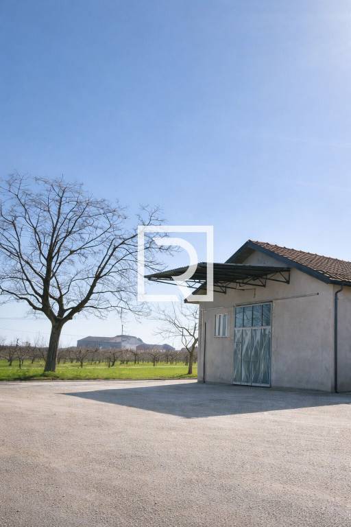 locale commerciale in vendita a Cesena in zona Ponte Pietra