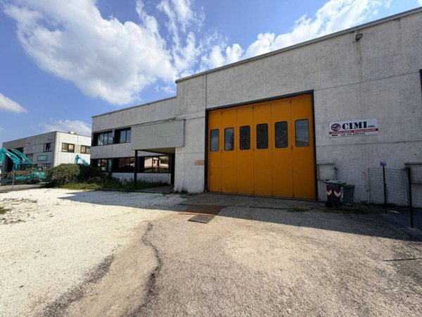 locale commerciale in vendita a Cesena in zona Oltresavio