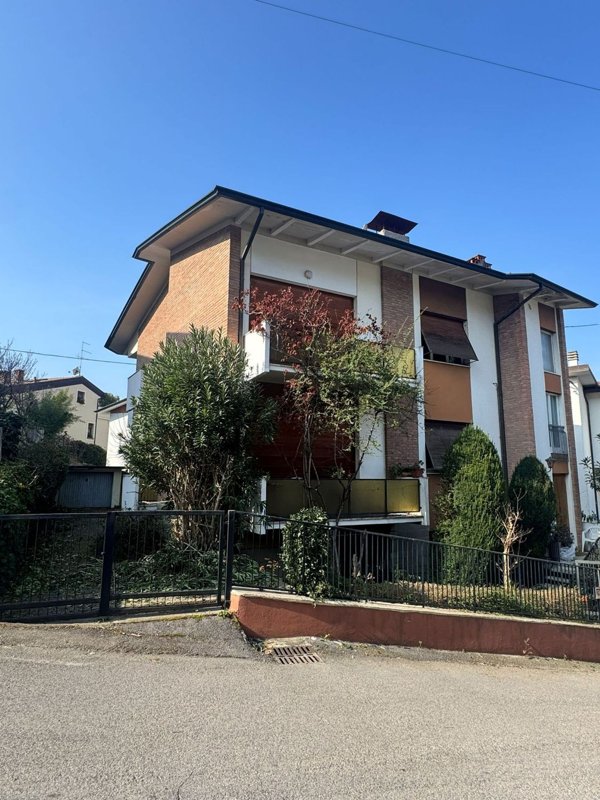 casa indipendente in vendita a Cesena