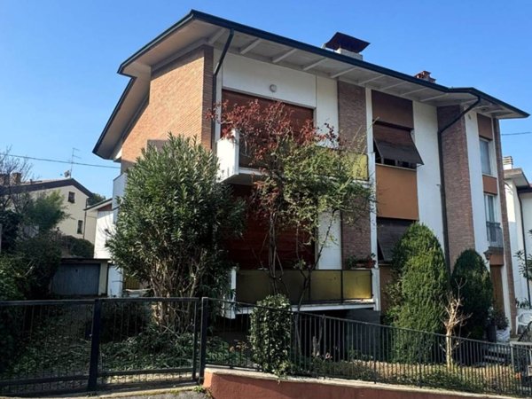 casa indipendente in vendita a Cesena in zona Cesuola