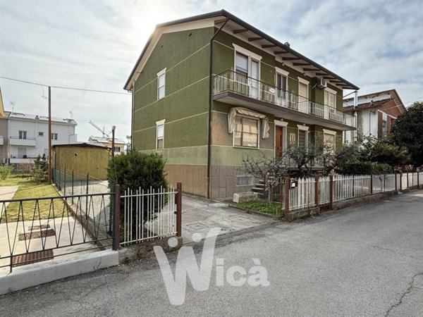 casa indipendente in vendita a Cesena in zona Fiorenzuola
