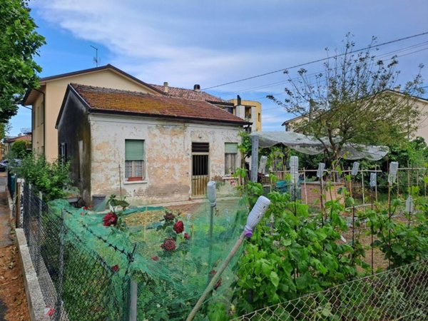 casa indipendente in vendita a Cesena in zona Calabrina