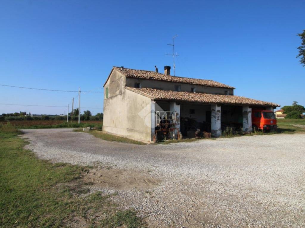 casa indipendente in vendita a Cesena in zona Calisese