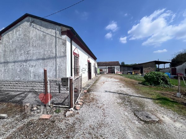 casa indipendente in vendita a Cesena in zona Bagnile