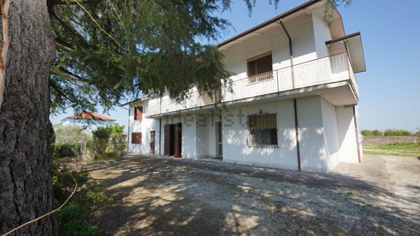 casa indipendente in vendita a Cesena in zona Ponte Pietra