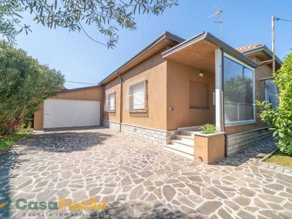 casa indipendente in vendita a Cesena in zona Calabrina