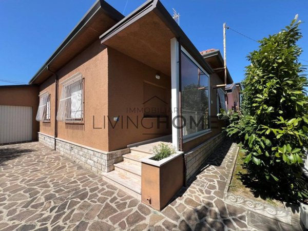 casa indipendente in vendita a Cesena in zona Calabrina