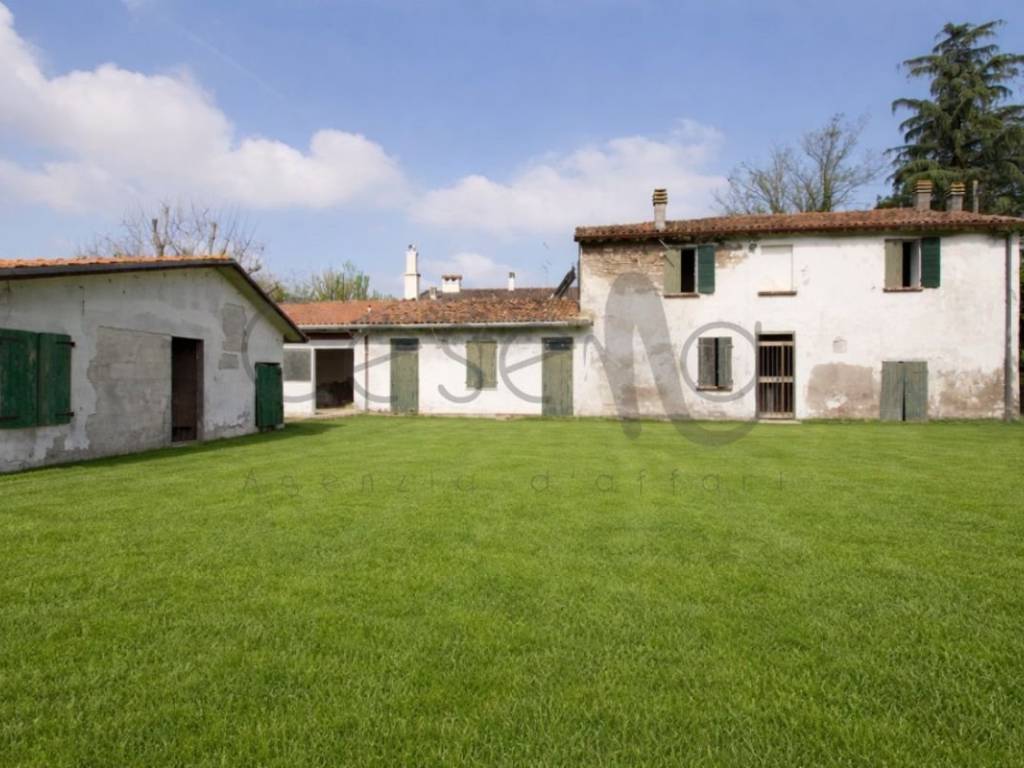 casa indipendente in vendita a Cesena in zona Oltresavio