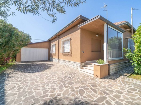 casa indipendente in vendita a Cesena in zona Calabrina