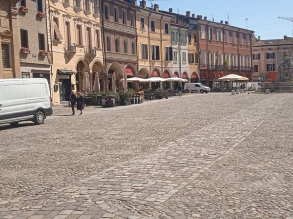 negozio in vendita a Cesena in zona Centro Storico